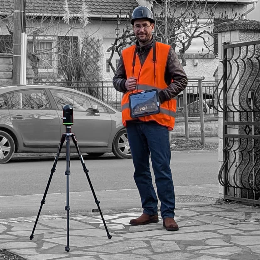 Loïc Tatinclaux, architecte, avec un scanner laser 3D